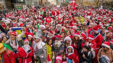 Miles de imitadores de Papá Noel inundan las calles de Nueva York vestidos como el Sr. y la Sra. Claus, árboles de Navidad, renos, duendes e incluso el Grinch.