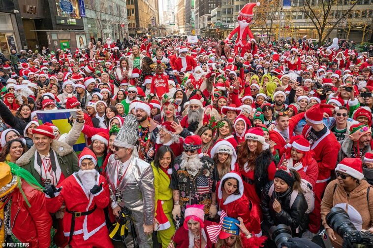 Miles de imitadores de Papá Noel inundan las calles de Nueva York vestidos como el Sr. y la Sra. Claus, árboles de Navidad, renos, duendes e incluso el Grinch.