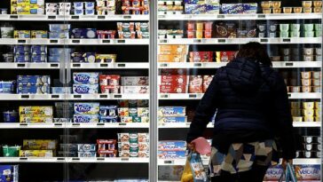 Miles de padres podrán conseguir vales de supermercado gratuitos por valor de £ 35 para gastar en alimentos y artículos esenciales.  En la imagen: imagen de archivo de una mujer en un supermercado