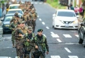 Militares salvadoreños cercan dos barrios