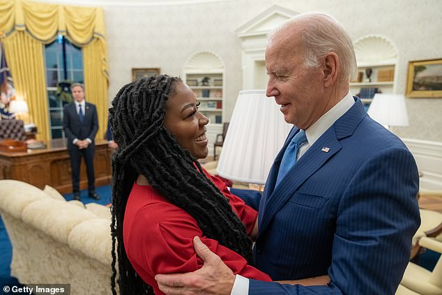 Este es el emotivo momento en que Joe Biden (derecha) le dijo a la esposa de Brittney Griner, Cherelle (izquierda) que la estrella de la WNBA finalmente regresaría a casa, antes de que la pareja se abrazara en la Oficina Oval.