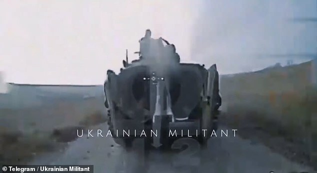 Las imágenes muestran el momento exacto en que un dron kamikaze ucraniano se estrelló contra un tanque ruso