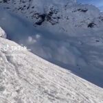 Este es el momento en que una gran avalancha golpeó a los esquiadores recreativos en una pista en un centro turístico austriaco antes de que todos escaparan milagrosamente con vida.