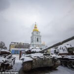 Los tanques rusos incautados se exhiben en la Plaza de San Miguel en Kiev mientras Rusia continúa rechazando las propuestas de paz de Ucrania.