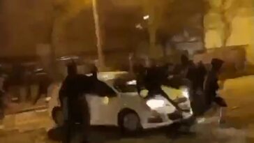 Este es el momento en que un conductor francés en pánico trató de escapar rápidamente cuando lo que parecían ser fanáticos marroquíes atacaron el automóvil y atropellaron a un adolescente, matándolo.