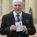 El último Dambuster sobreviviente murió a la edad de 101 años. George Leonard 'Johnny' Johnson fue el último miembro original sobreviviente de la famosa incursión 'Dambusters' de 1943. Arriba: La Reina le otorgó un MBE en 2017 después de un largo campaña en marcha respaldada por la presentadora de televisión Carol Vorderman
