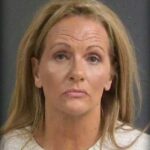 Paula Barbour, de 55 años, fue acusada de violencia doméstica en tercer grado luego del altercado físico del miércoles 21 de diciembre en el Aeropuerto Internacional de Charleston.