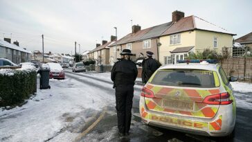 Se llamó a los servicios de emergencia a una dirección en Cornwallis Road, Dagenham, al este de Londres, a las 2 p. m. del 16 de diciembre (en la foto: la policía en el lugar el viernes por la tarde)