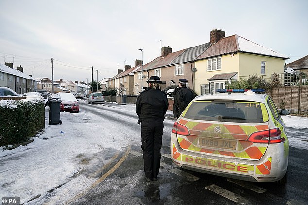 Se llamó a los servicios de emergencia a una dirección en Cornwallis Road, Dagenham, al este de Londres, a las 2 p. m. del 16 de diciembre (en la foto: la policía en el lugar el viernes por la tarde)