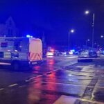 Una furgoneta policial y cinta policial acordonan Sheil Road en Kensington, Liverpool, anoche después del incidente.