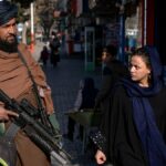 Mujeres afganas sobre prohibición de trabajar en ONG: 'Mi corazón estallará de dolor'