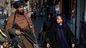 Mujeres afganas sobre prohibición de trabajar en ONG: 'Mi corazón estallará de dolor'