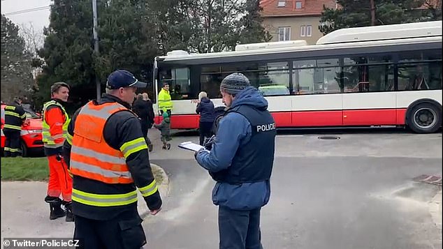 Agentes de policía de la ciudad de Brno, República Checa, evacuaron el consulado de Ucrania tras descubrir un paquete sospechoso en el edificio.