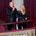 Neil Diamond ofrece una rara actuación de Sweet Caroline en Broadway - Music News