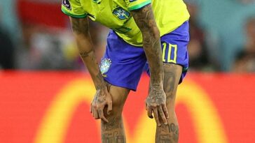 Neymar ha sido absuelto de fraude y corrupción por la controvertida transferencia del ícono del fútbol brasileño en 2013 de Santos a Barcelona (en la foto llorando después de la salida de Brasil a Croacia el viernes)