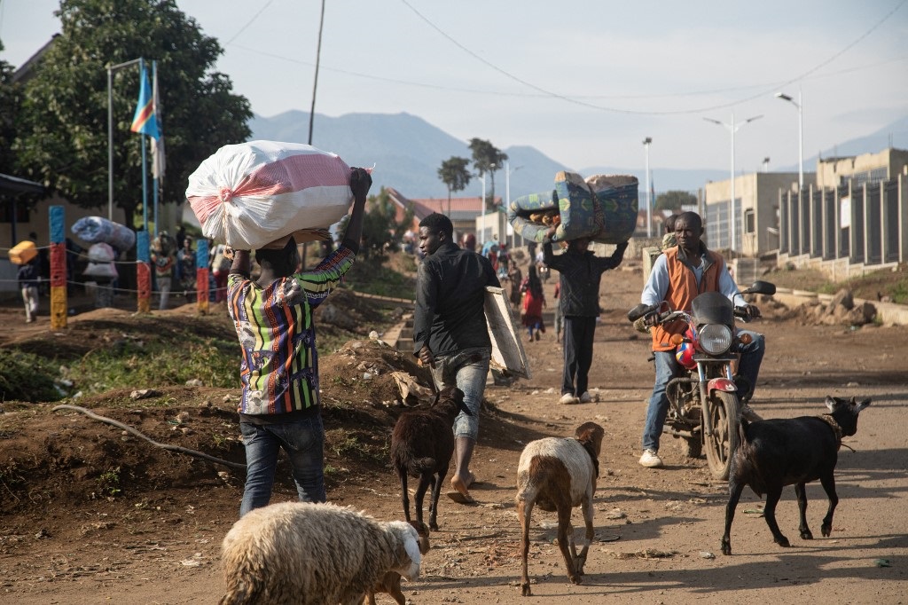 Thousands of people living near DR Congo