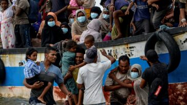 'Nos estamos muriendo aquí': refugiados rohingya en barco a la deriva durante semanas