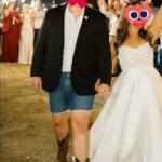 Cientos en línea criticaron a un novio después de que usó pantalones cortos de mezclilla y botas vaqueras marrones para su boda.