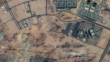 Las imágenes satelitales muestran que se está avanzando en la megaciudad futurista de 75 millas de largo de Arabia Saudita, The Line.  Cerca del sitio de excavación hay bases para los trabajadores de la construcción.