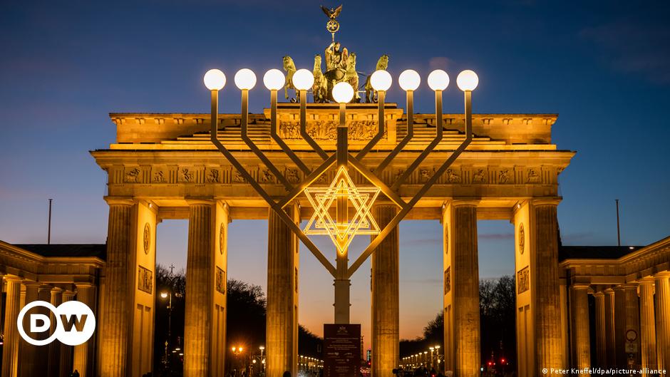 Ocho velas y un ayudante: Hanukkah
