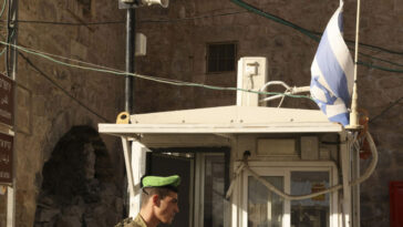 Oficiales israelíes obligan a los palestinos a desnudarse en los puestos de control de Hebrón