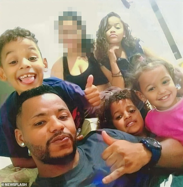 David da Silva Lemos, en la foto de abajo a la izquierda, mató a puñaladas a sus cuatro hijos el martes, en la foto, supuestamente para vengarse de su madre, que no está en la foto.