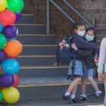 Los estudiantes y maestros pueden verse obligados a someterse a pruebas aleatorias de covid-19 incluso si no muestran síntomas según una nueva propuesta sindical para el año escolar 2023.  En la foto, las escuelas primarias de NSW enmascaradas regresan a la escuela en 2021 después de meses encerradas