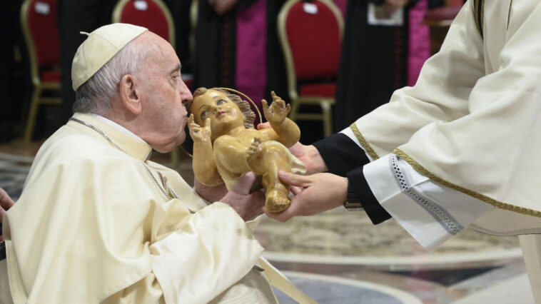 Papa Francisco condena avaricia y hambre de poder en homilía de Nochebuena