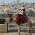 Papá Noel palestino entra en camello a Jerusalén