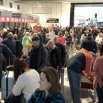 Los pasajeros se enfrentan a nuevos retrasos en el aeropuerto de Manchester el viernes por la mañana con largas colas para dejar el equipaje.