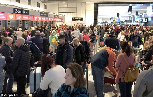 Los pasajeros se enfrentan a nuevos retrasos en el aeropuerto de Manchester el viernes por la mañana con largas colas para dejar el equipaje.