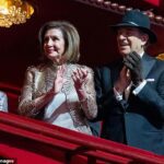 Pelosi se unió a la presidenta de la Cámara de Representantes, Nancy Pelosi, en un palco para ver la ceremonia anual televisada, luciendo un sombrero negro y un guante en la mano izquierda.