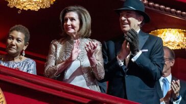 Pelosi se unió a la presidenta de la Cámara de Representantes, Nancy Pelosi, en un palco para ver la ceremonia anual televisada, luciendo un sombrero negro y un guante en la mano izquierda.