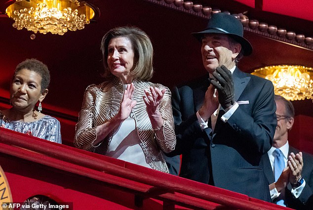 Pelosi se unió a la presidenta de la Cámara de Representantes, Nancy Pelosi, en un palco para ver la ceremonia anual televisada, luciendo un sombrero negro y un guante en la mano izquierda.