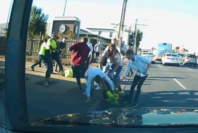 Más de una docena de hombres (arriba) estallaron en una pelea frente a Coppers Ale House de Gepps Cross el miércoles por la noche y bloquearon parcialmente la autopista Princess.