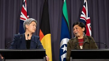 La ministra de Relaciones Exteriores, Penny Wong (izquierda), se reunió con la ministra de Relaciones Exteriores de Nueva Zelanda, Nanaia Mahuta (derecha), para las Consultas bianuales de Ministros de Relaciones Exteriores en Canberra e intercambió ideas sobre cómo elevar la voz de las Primeras Naciones y los maoríes en la política internacional.