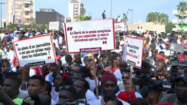 Periodista de Senegal en huelga de hambre es hospitalizado, dice abogado