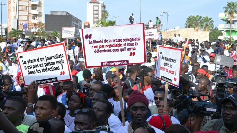 Periodista de Senegal en huelga de hambre es hospitalizado, dice abogado