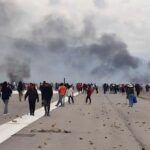 Peruanos toman aeropuerto de Arequipa y bloquean carreteras