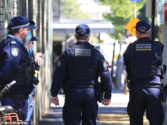 Un sargento de policía se enfrentará a un tribunal acusado de un delito de drogas después de que supuestamente lo atraparon suministrando cocaína en el interior oeste de Sydney.