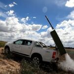 La compañía de Queensland, Black Sky Aerospace, ha disparado cohetes desde la parte trasera de una ute (en la foto) para probar el potencial del dispositivo para proteger a Australia de un ejército invasor.