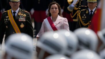 Presidente de Perú insta al Congreso a aprobar elecciones anticipadas en medio de disturbios