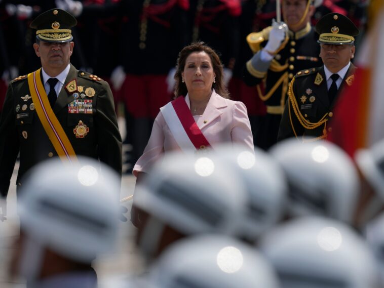 Presidente de Perú insta al Congreso a aprobar elecciones anticipadas en medio de disturbios