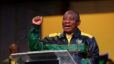 Presidente sudafricano golpeado por escándalo busca aferrarse al poder