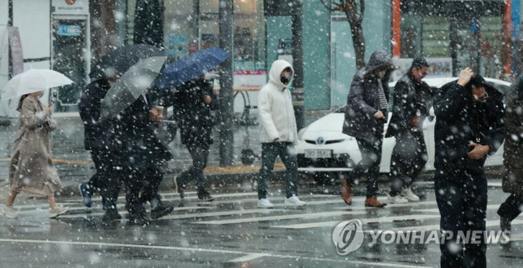 Heavy snowfall forecast to hit S. Korea&apos;s capital, central areas