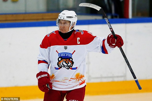 Vladimir Putin no participará en un juego anual de hockey sobre hielo que tradicionalmente organiza en la Plaza Roja alrededor del Año Nuevo (en la foto del juego en 2020)