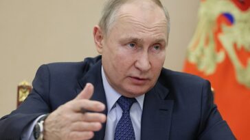Vladimir Putin advirtió hoy en una reunión televisada con funcionarios (en la foto) que el riesgo de una guerra nuclear está