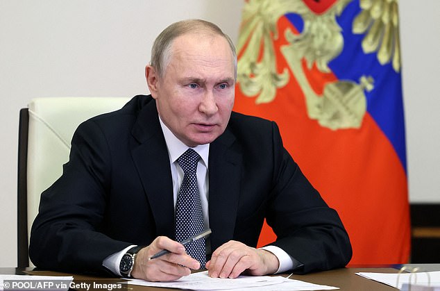 El presidente de Rusia, Vladimir Putin, preside una reunión con miembros del gobierno a través de una videoconferencia en la residencia estatal de Novo-Ogaryovo, en las afueras de Moscú, el 14 de diciembre de 2022.