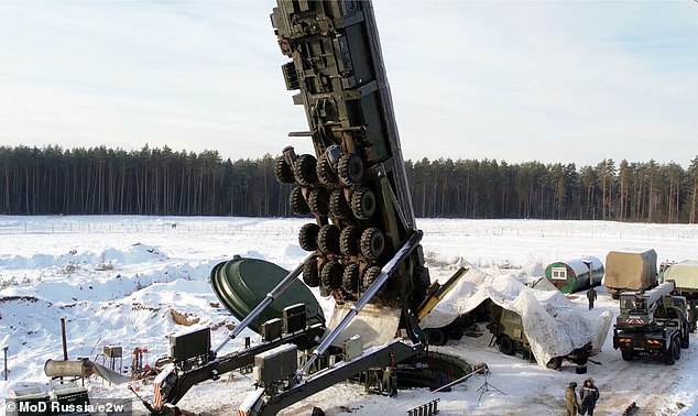Rusia renovó hoy su amenaza nuclear contra Occidente al preparar ostentosamente un misil estratégico Yars para uso en combate en un lugar al suroeste de Moscú (en la foto)