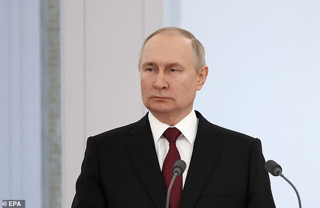 Vladimir Putin podría verse 'obligado a irse a dormir y nunca despertar' si su invasión en Ucrania falla, dijo un exdiplomático que renunció por la guerra.